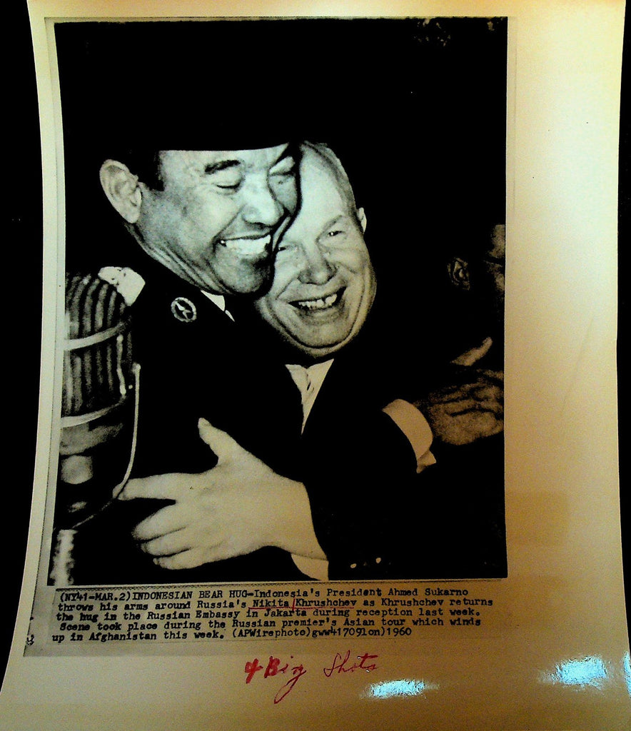 Nikita Khrushchev Wire Photo 1960 Ahmad Sukarno Indonesia Hugging0